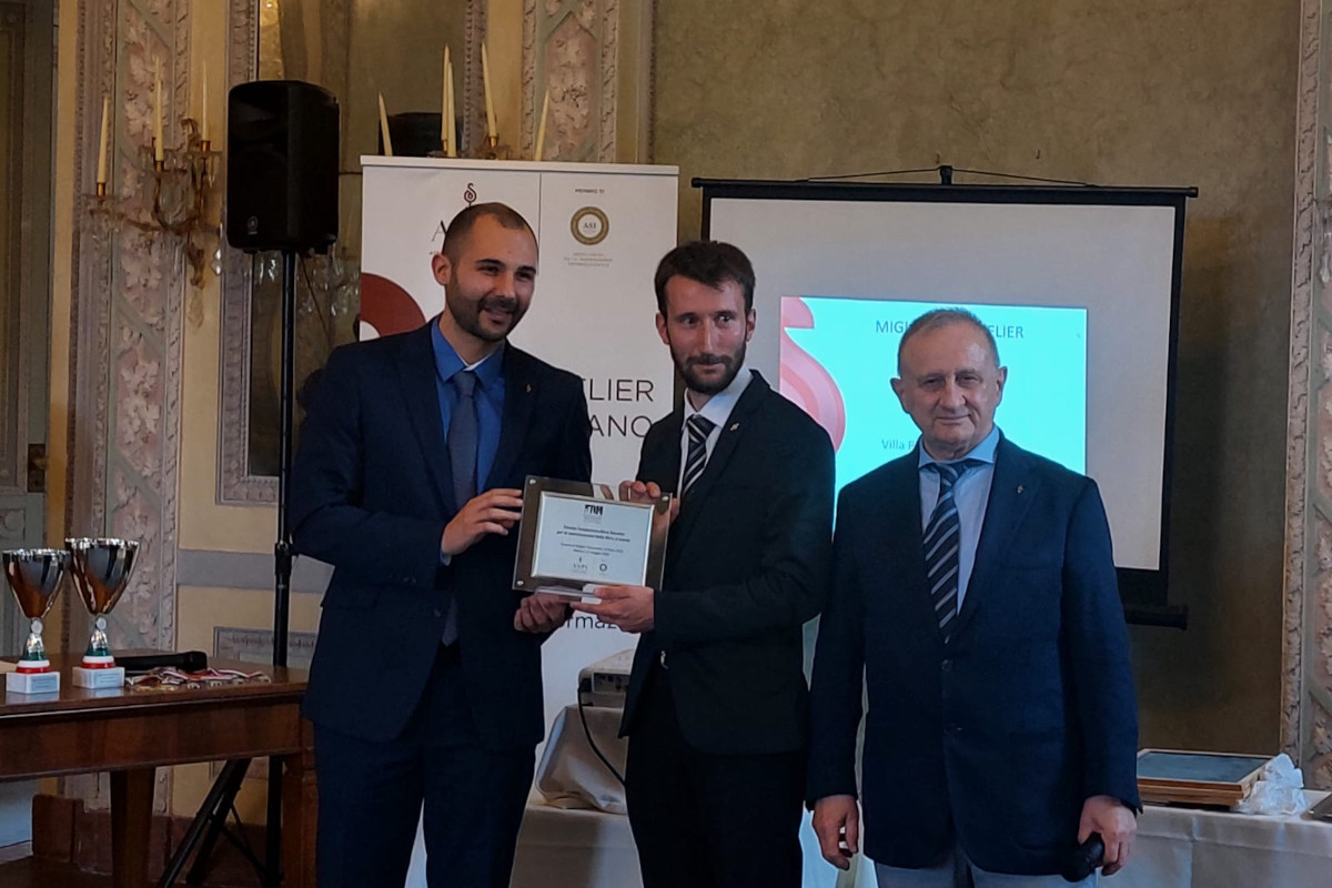 Da sinistra, Salvatore Castano, Silvio Galvan e Giuseppe Vaccarini A Silvio Galvan il premio di Birra Moretti per la valorizzazione della birra a tavola